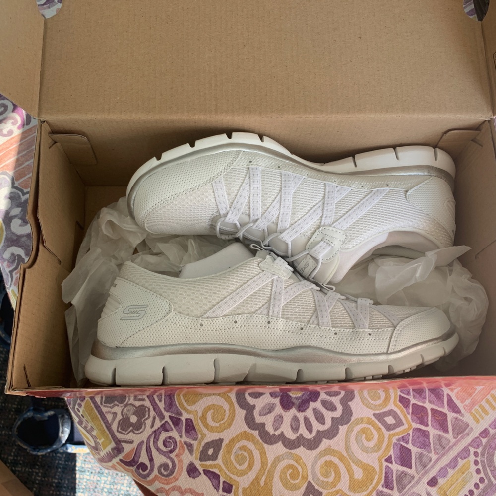 Sketchers Flew Strolling Sneakers